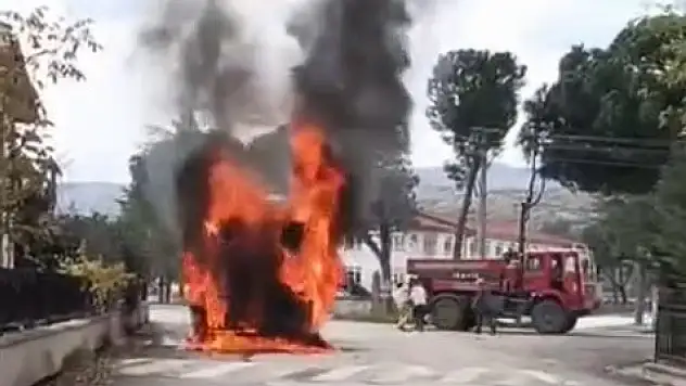 Hafriyat kamyonu seyir halindeyken alev topuna döndü