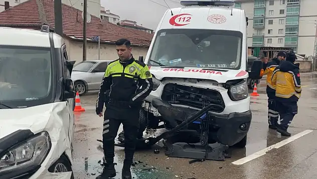 Hasta taşıyan ambulans ile ticari araç çarpıştı! Çok sayıda yaralı var