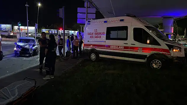 Hasta taşıyan ambulansa ile otomobil çarpıştı! 6 yaralı