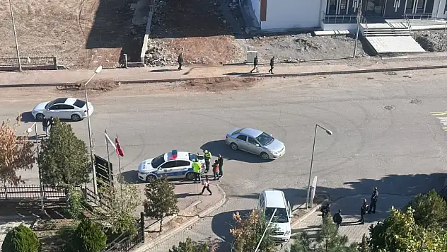 Hastane girişinde kaza: Otomobil refüje çıktı