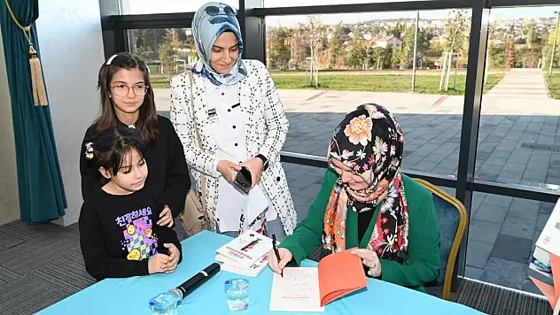 Hatice Kübra Tongar Konya'da hayranları ile buluştu