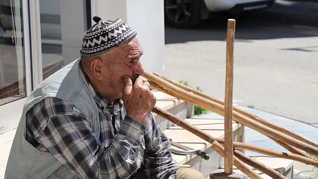 Hatıralarını kaldırımda satan Mehmet amcaya yürek ısıtan dokunuş