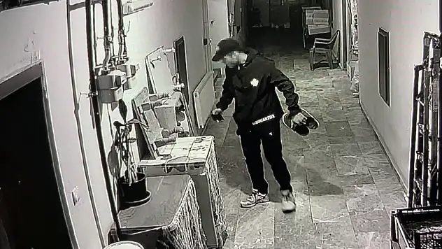 Havlu koklayıp ayakkabı seçti, poşetleyip gitti