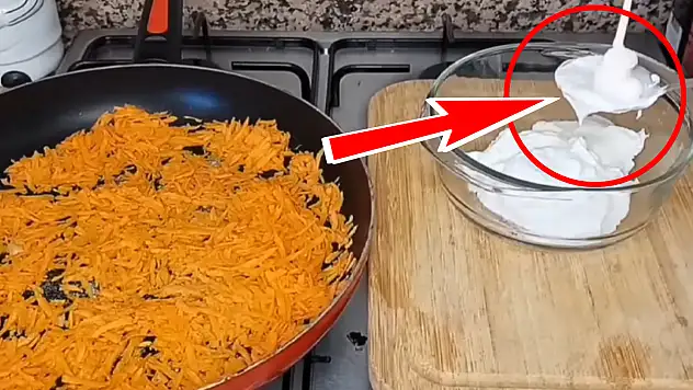 Havuç taratora ekleyince lezzetini artırıyor. Hazırlarken 1 yemek kaşığı dökün iyice karıştırın…