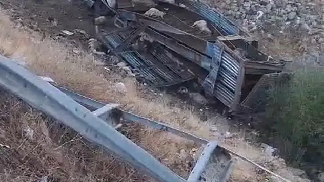 Hayvanları taşıyan araç uçuruma yuvarlandı: Facia yaşandı!