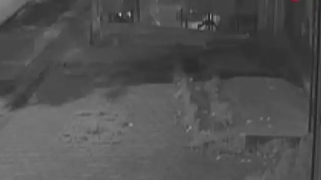 Hırsızlık yapmak için girdi, önce yemek yapmayı denedi