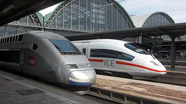 Hızlı tren askeri kamyon ile çarpıştı: 1 ölü, 27 yaralı