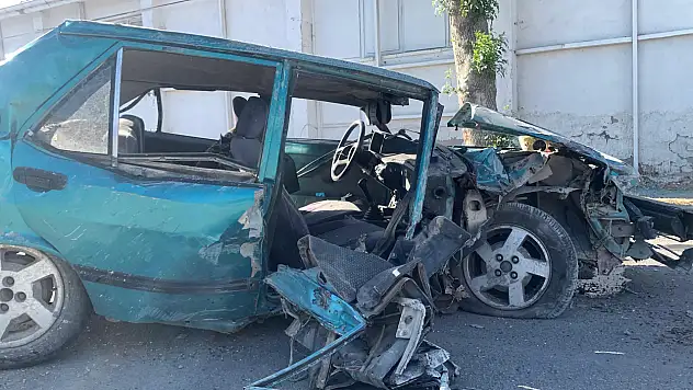 Hurdaya dönen araçtan hafif yaralı kurtuldu