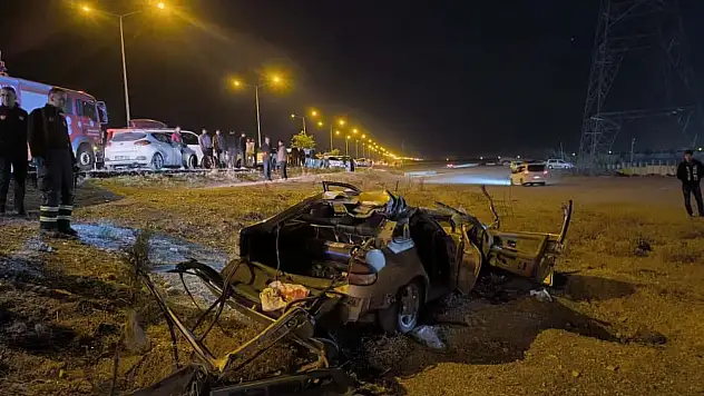 Hurdaya dönen otomobil 2 kardeşe mezar oldu!