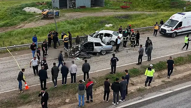 Hurdaya dönen otomobil bir aileye mezar oldu: 3 ölü, 6 yaralı