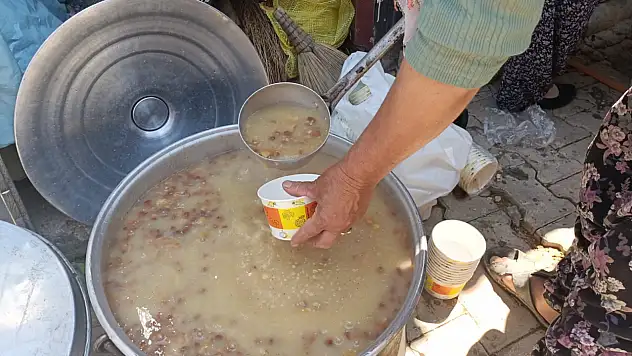 Hüyük'te vatandaşlara aşure ikram edildi