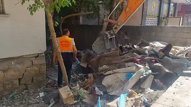 İçerideki manzara pes dedirtti: Ekipler saatlerce tahliye etmek için uğraştı