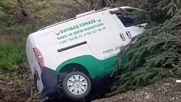 İçinde cenaze vardı! Nakil aracı şarampole uçtu