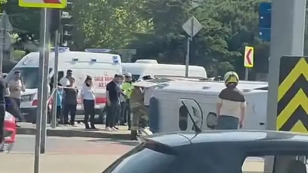İhbara giden ambulans devrildi! 4 yaralı