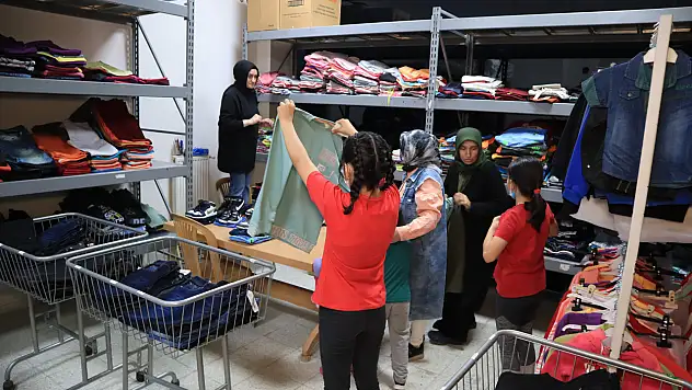 İhtiyaç sahibi çocuklara bayramlıklar dağıtılmaya başladı