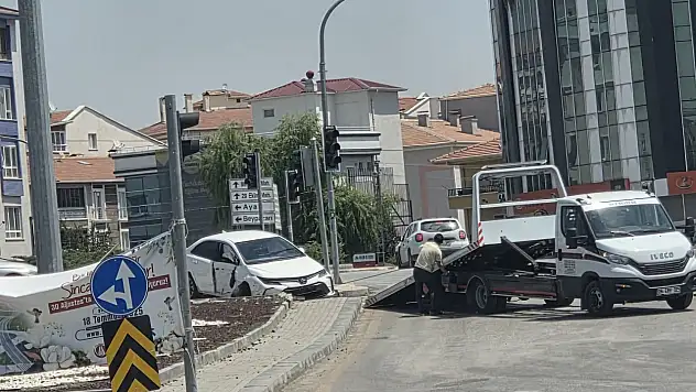 İki araç çarpıştı: 3 kişi yaralandı!