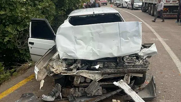 İki araç kafa kafaya çarpıştı: Çok sayıda yaralı var!