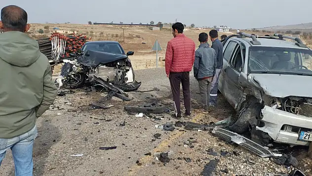 İki araç kafa kafaya girdi: 2 yaralı