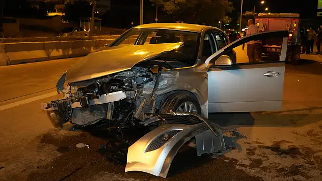 İki aracın kafa kafaya çarpışması sonucu 6 yaralı