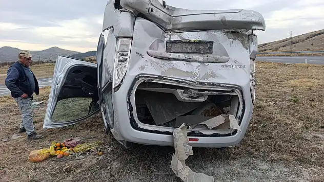 İki hafif ticari araç çarpıştı, takla atan araç orta refüje çıktı