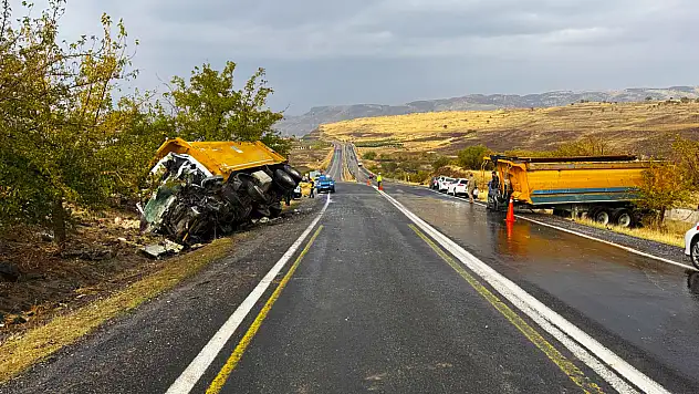 İki kamyonun çarpışması sonucu 1 kişi hayatını kaybetti