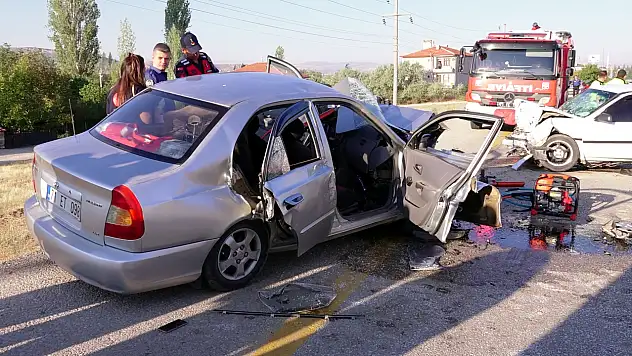 İki otomobil çarpıştı sürücüler hayatını kaybetti