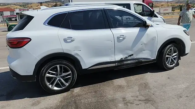 İki otomobilin çarpıştı 3 kişi yaralandı