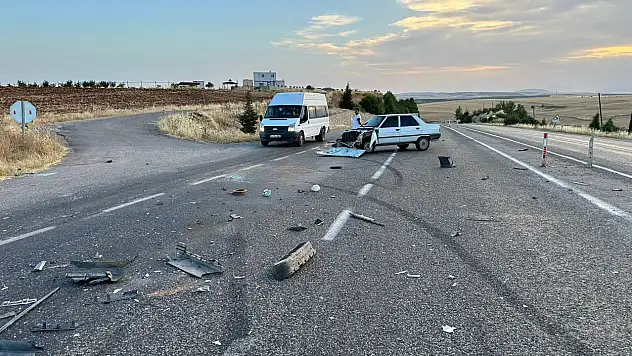 İki otomobilin çarpıştığı feci kazada 3 kişi yaralandı