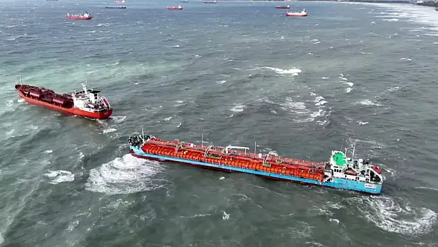 İki tanker acil durum çağrısında bulundu