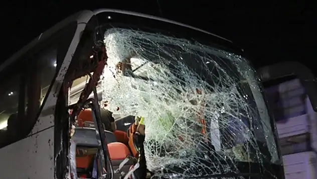 İki yolcu minibüsü çarpıştı 19 kişi hayatını kaybetti