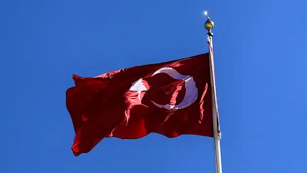 İletişim Başkanı Duran: 'YPG yandaşları tarafından şanlı bayrağımıza yapılan hain saldırı, provokasyondur'