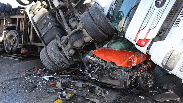 Ilgar Dağında korkutan zincirleme kaza! İki TIR'ın arasında ezildi