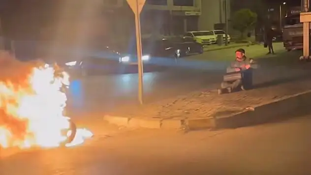 İlk önce yaktı sonra karşısına geçip izledi!