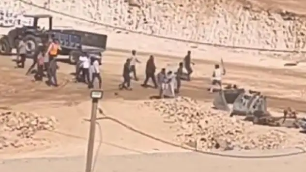 İnşaat işçileri taş ve sopayla kavgaya tutuştu!