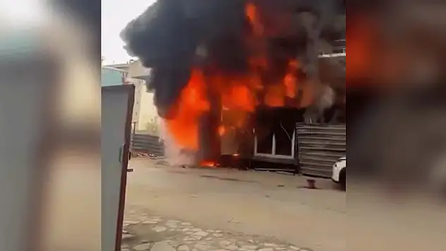 İnşaat önündeki işçi konteyneri alev alev yandı