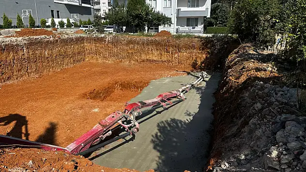 İnşaatta beton pompası kırıldı: 2 işçi yaralandı