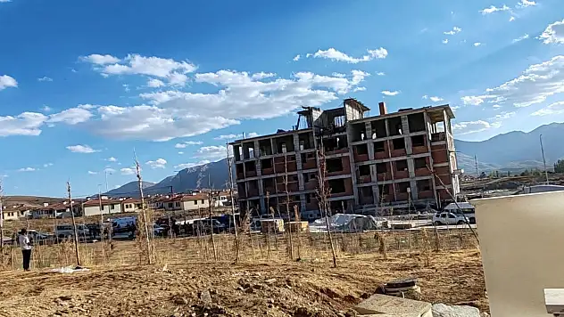 İnşaatta çöken kalıp faciaya yol açtı: Yaralılar var!