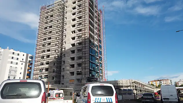 İnşaatta üzerine mermer düşen işçi öldü