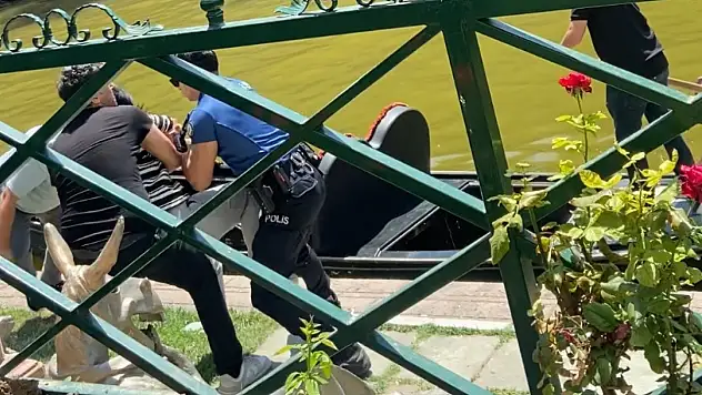 İntihara kalkışan kadın, gondoldaki polisler tarafından yakalandı
