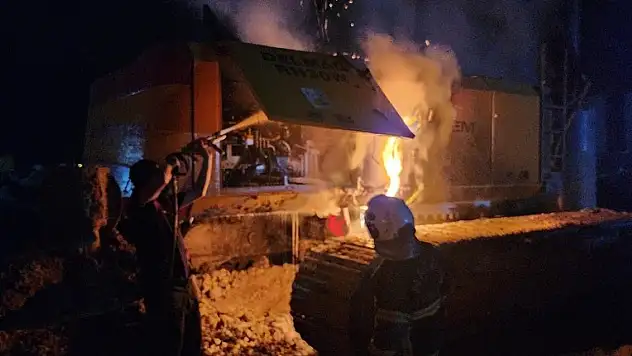 İş makinesi alevlere teslim oldu