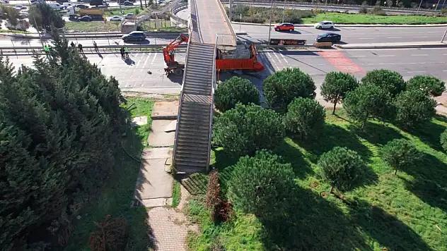 Üstgeçide çarpan TIR ortalığı savaş alanına çevirdi! Yaralılar var