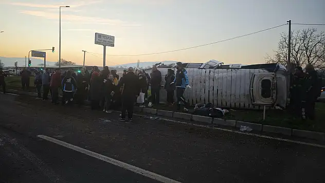 İşçi servis minibüsü devrildi! Çok sayıda yaralı var