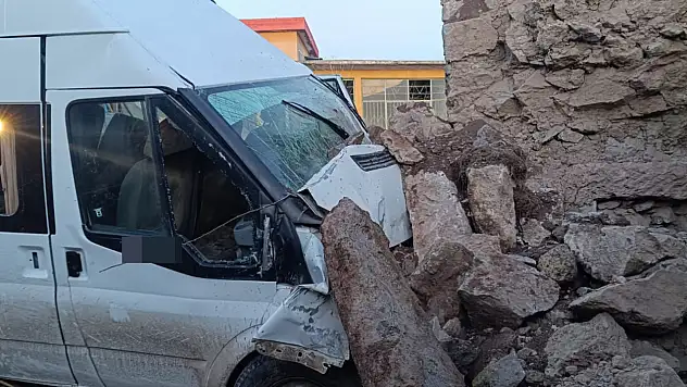 İşçi servisi bahçe duvarına çarptı: 2'si ağır 14 yaralı