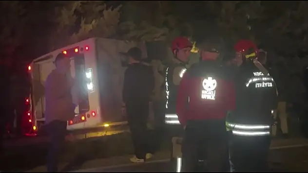 İşçi servisi devrildi: 1'i ağır 8 yaralı!