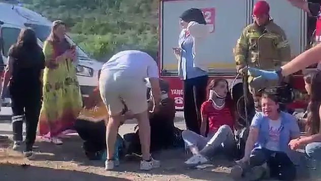 İşçi servisi ile otomobil kafa kafaya çarpıştı: 15 yaralı