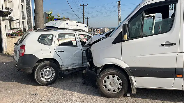 İşçi servisi kaza yaptı: Son anda kurtuldular!