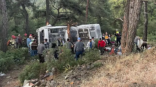 İşçi servisi şarampole devrildi: 22 yaralı