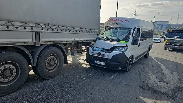 İşçi servisi TIR'a çarptı: 1'i ağır 4 yaralı