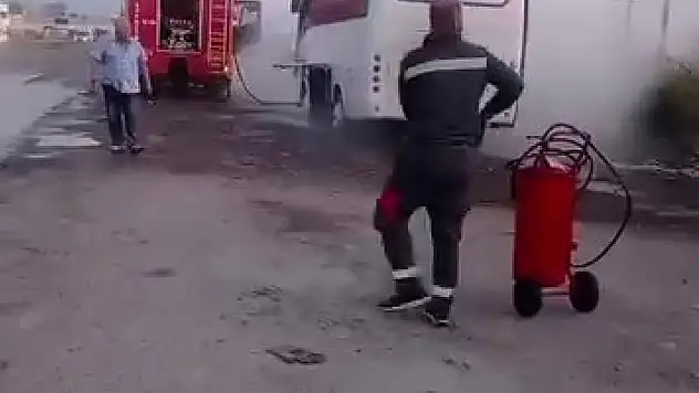 İşçileri taşıyan servis alev aldı: Ölümden döndüler 
