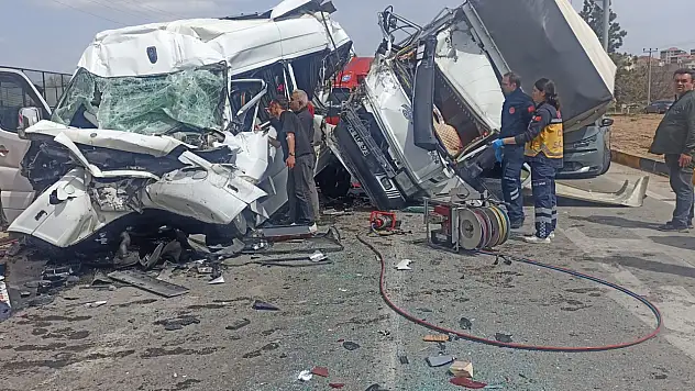 Işıklı kavşakta can pazarı: Devrilen kamyon faciaya yol açtı